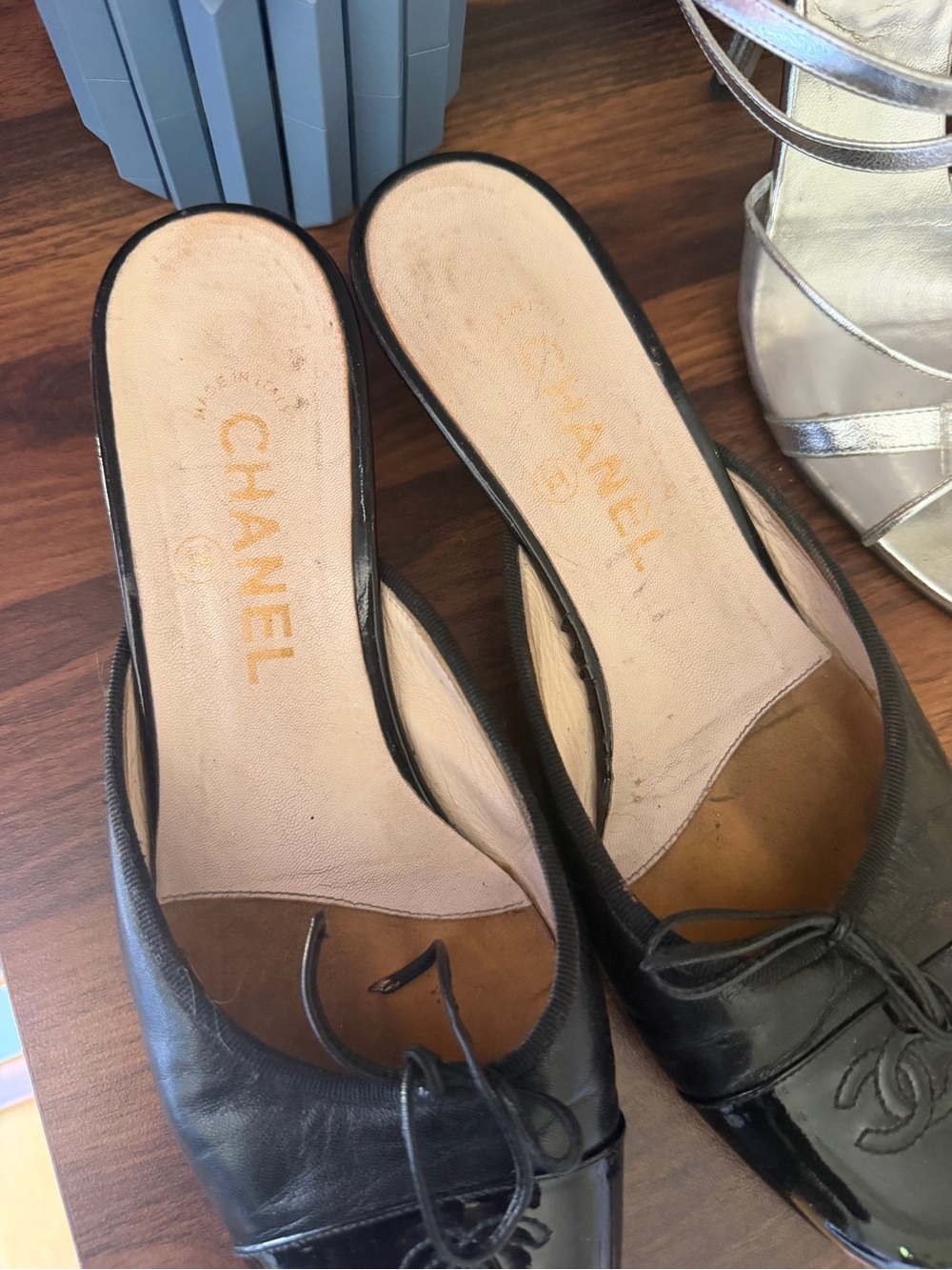 CHANEL Black Leather Cap-Toe Slingback Flats with CC Logo - Picture 3 of 4